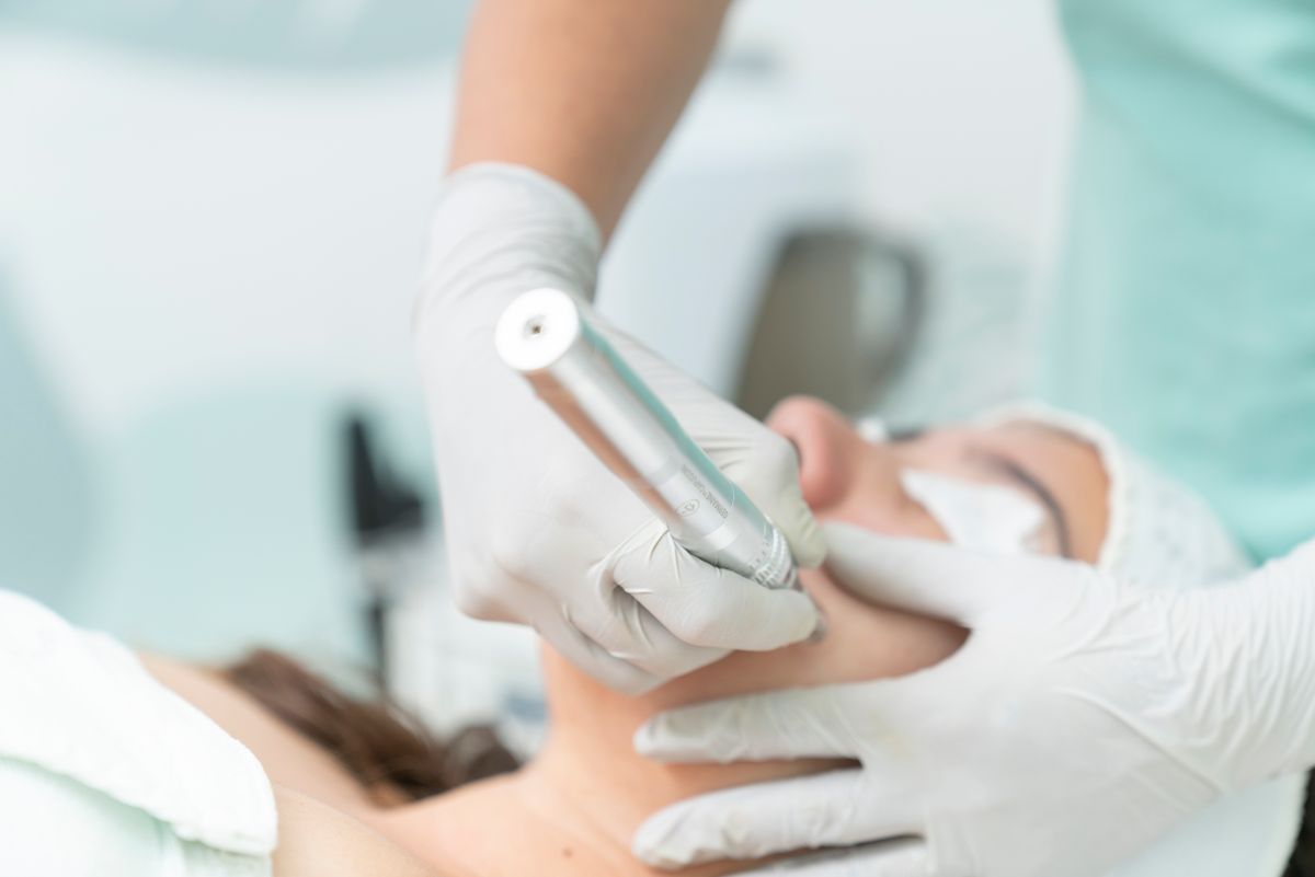 Procedimento estético facial sendo realizado em clínica